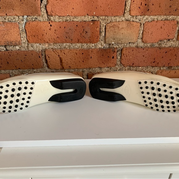 Tod’s Women’s Grommino Flat Driving Shoe Loafer Ivory Patent Leather 6 36 - Picture 11 of 13